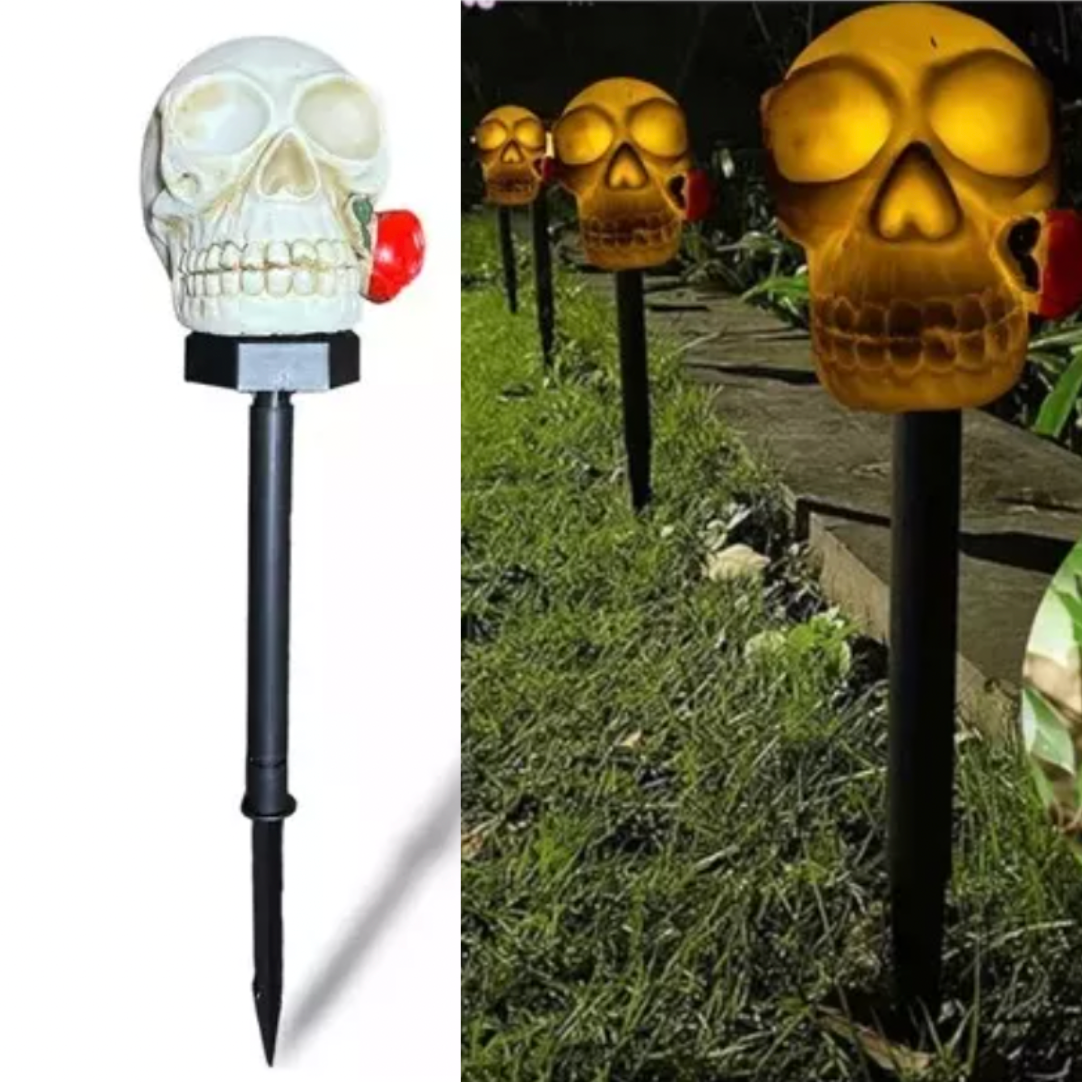 Estaca Solar De Calavera Con Flor Roja En Luz Cálida Jardín
