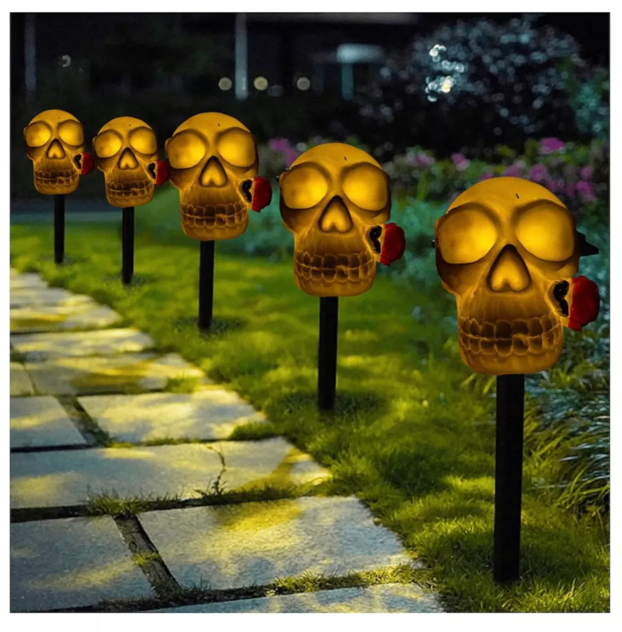 Estaca Solar De Calavera Con Flor Roja En Luz Cálida Jardín